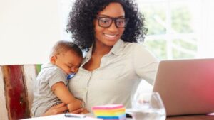 Read more about the article Mulheres: conciliar carreira e maternidade ainda é um desafio para a maioria